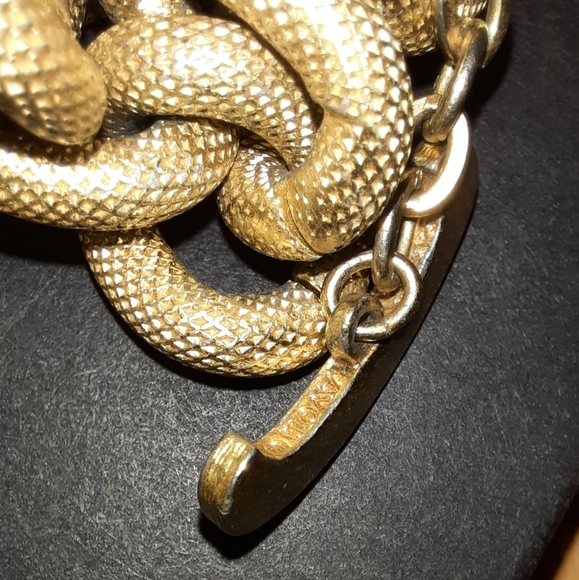 Gold vintage Avon large link chunky texture necklace with toggle clasp signed - Picture 5 of 8